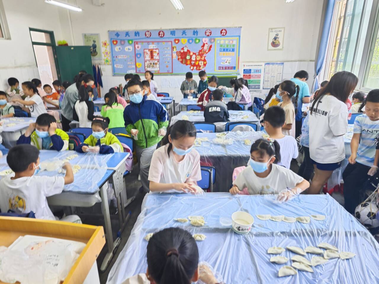 小手塑責(zé)任 餃香浸品格 ——綿陽市游仙區(qū)石馬小學(xué)開展千人包餃子主題活動(dòng):包塑銅管
