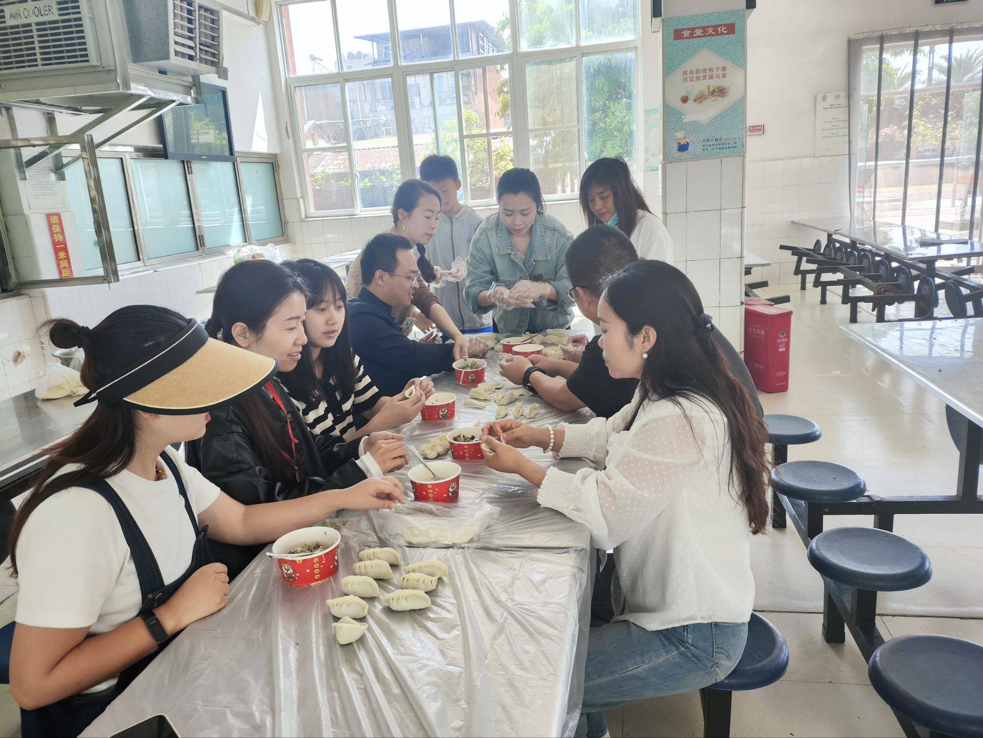 小手塑責(zé)任 餃香浸品格 ——綿陽市游仙區(qū)石馬小學(xué)開展千人包餃子主題活動(dòng):包塑銅管
